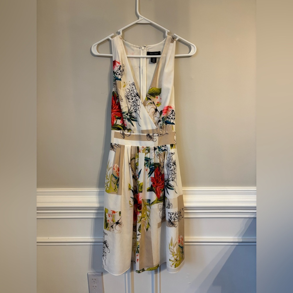 White House Black Market Floral Print Dress with pockets Size 8
